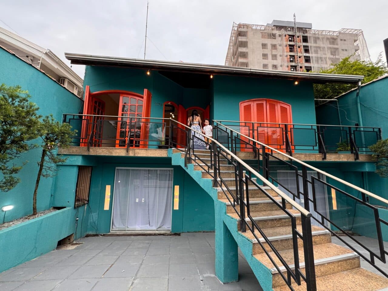 Fachada do Meraki Hostel com a escada de entrada